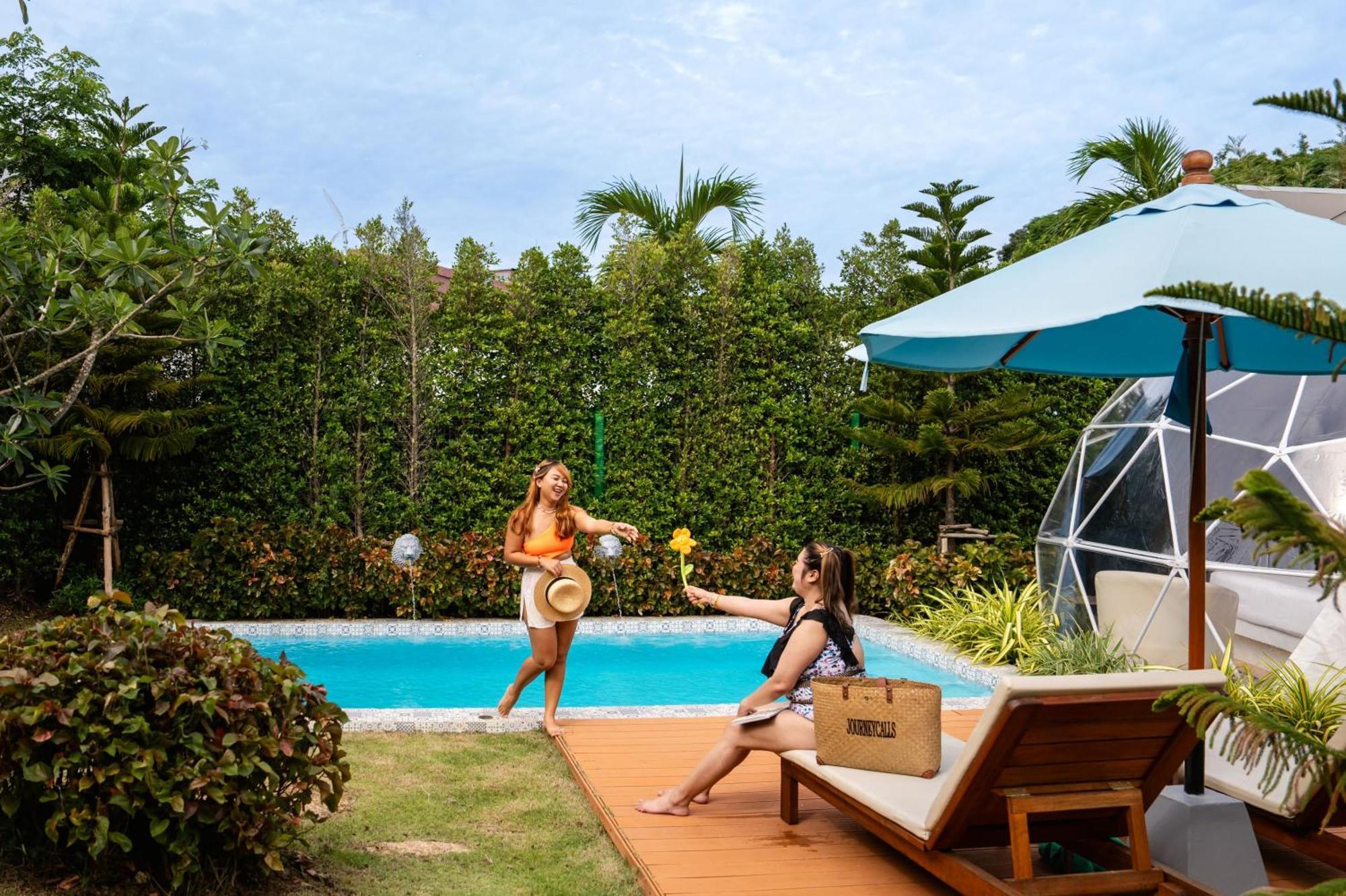Le Resort And Villas Rawai Exterior foto A pool at a resort in Phuket, Thailand