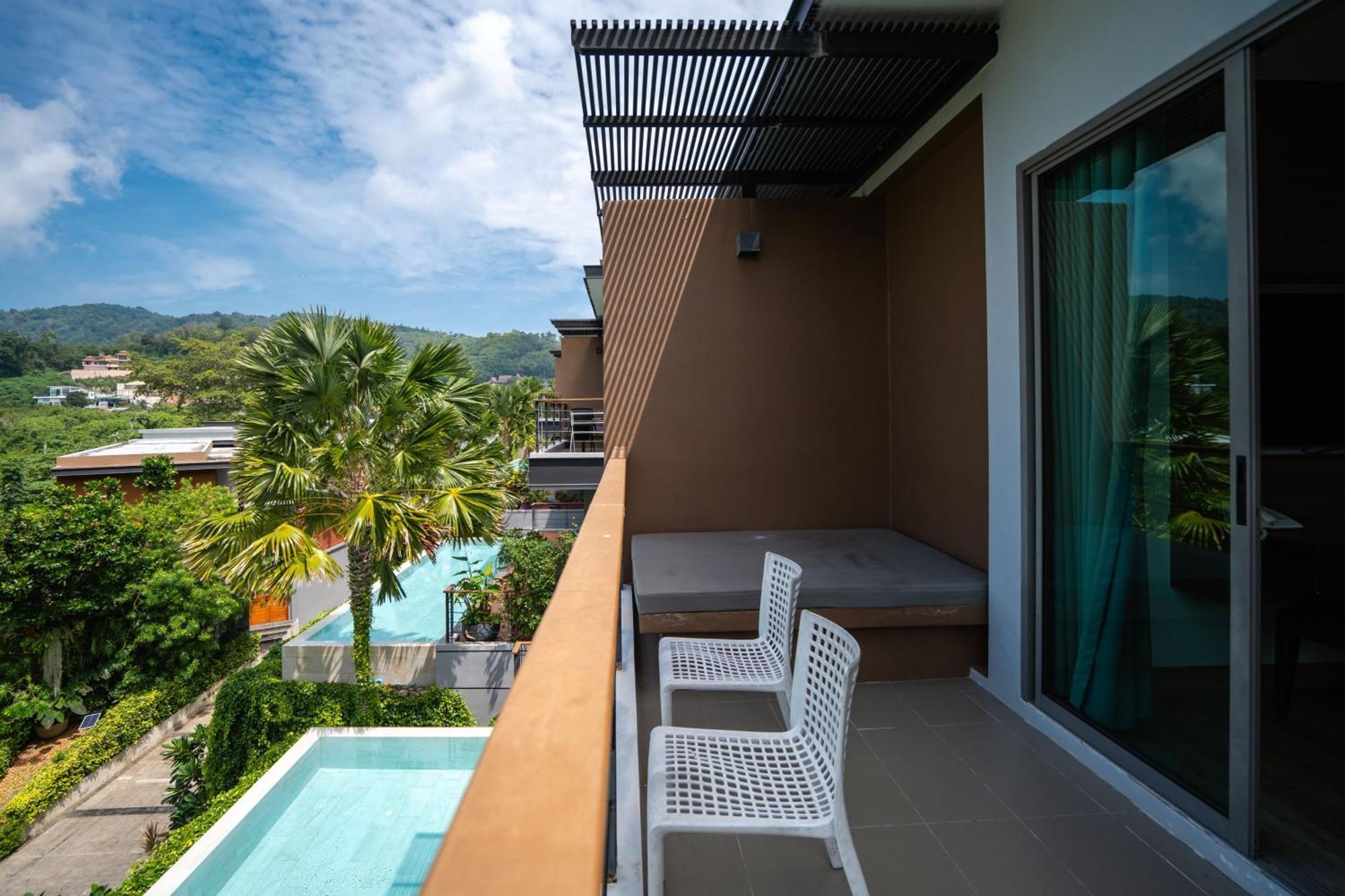 Le Resort And Villas Rawai Exterior foto A balcony with a view of the pool